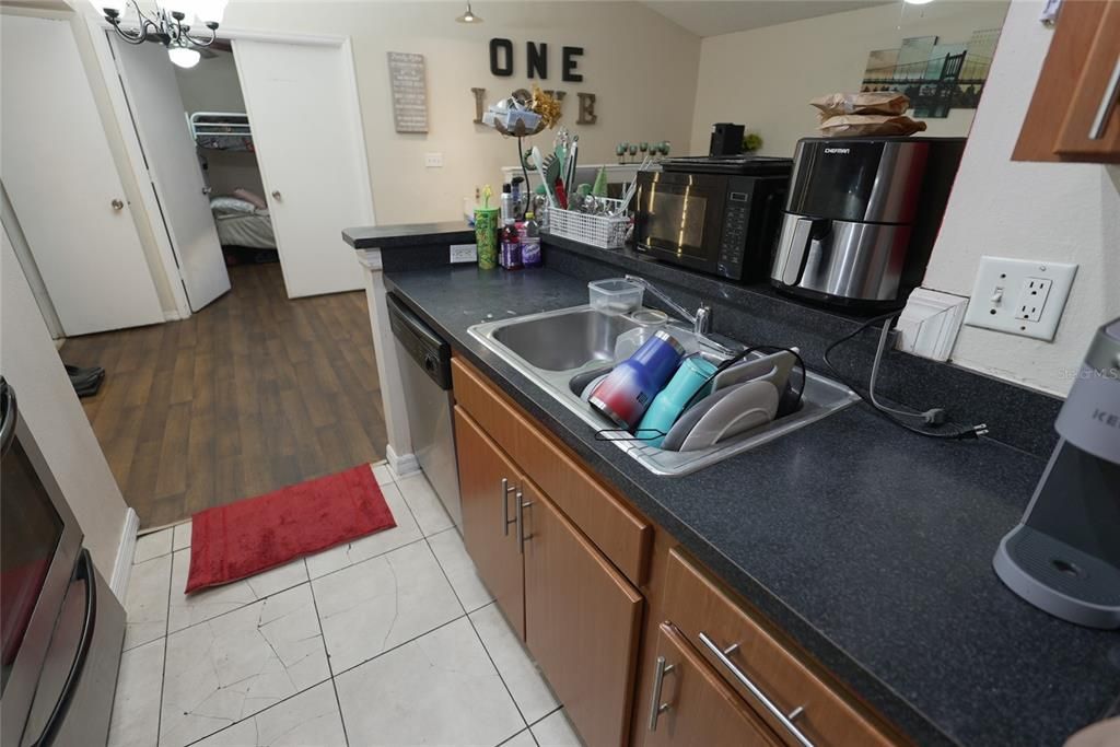 For Sale: $165,000 (2 beds, 2 baths, 932 Square Feet)