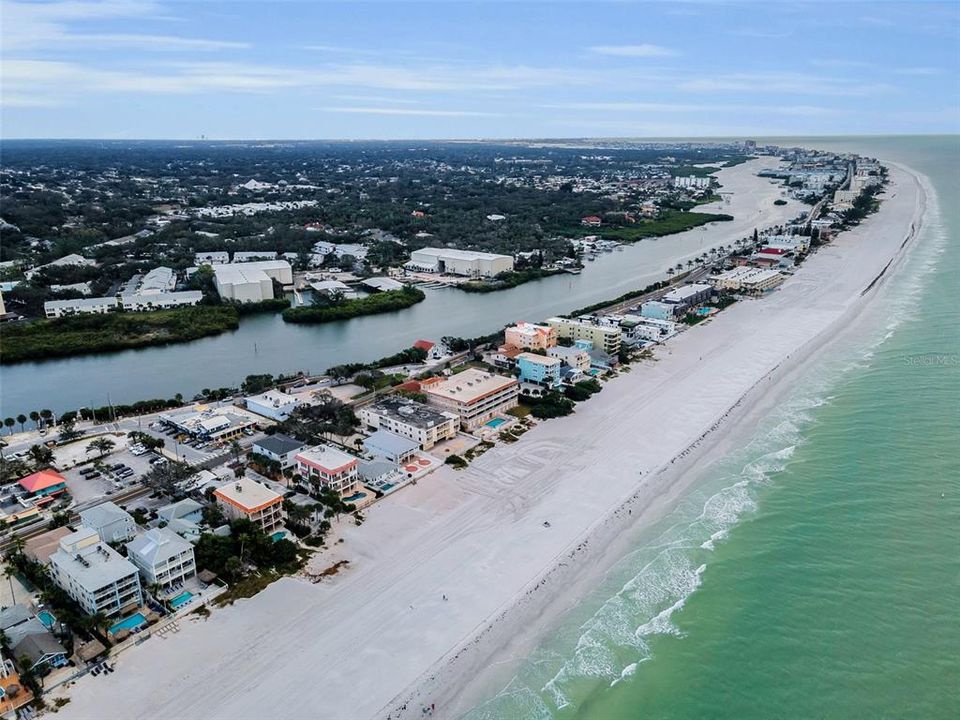 For Sale: $2,100,000 (4 beds, 3 baths, 1940 Square Feet)