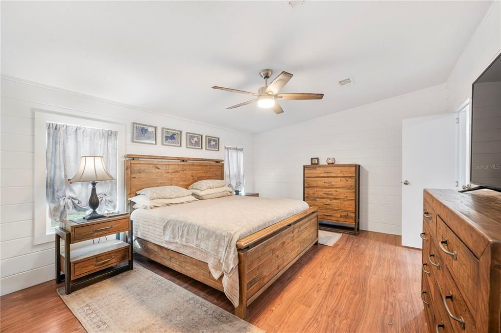 En Venta: $449,900 (4 camas, 2 baños, 2052 Pies cuadrados)