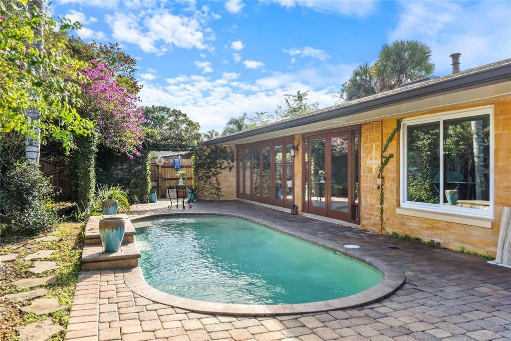 For Sale: $539,000 (4 beds, 2 baths, 1885 Square Feet)