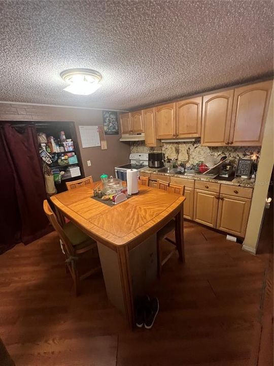 待售: $259,000 (4 贝兹, 1 浴室, 1544 平方英尺)