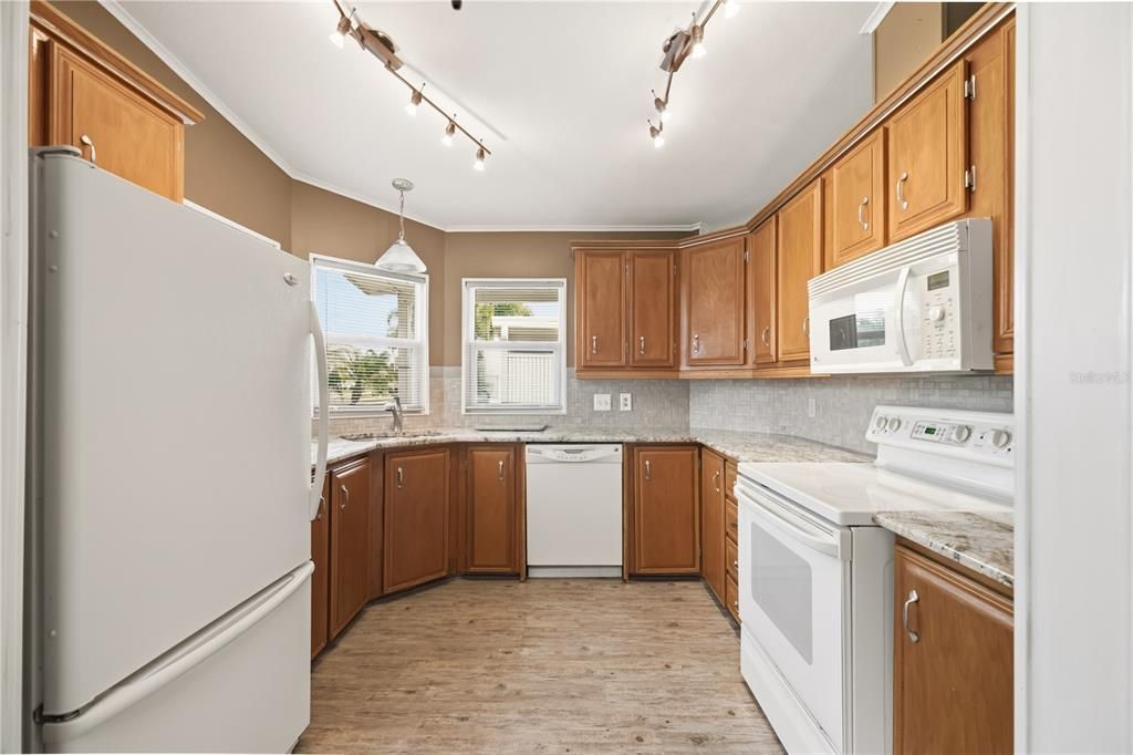 For Sale: $229,000 (2 beds, 2 baths, 1340 Square Feet)