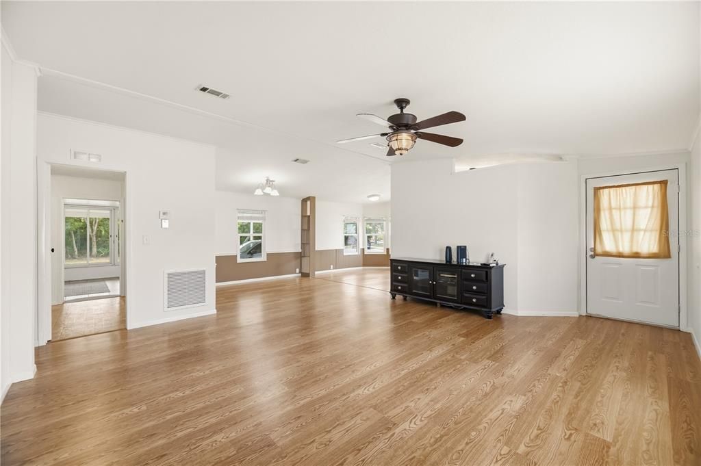 For Sale: $229,000 (2 beds, 2 baths, 1340 Square Feet)