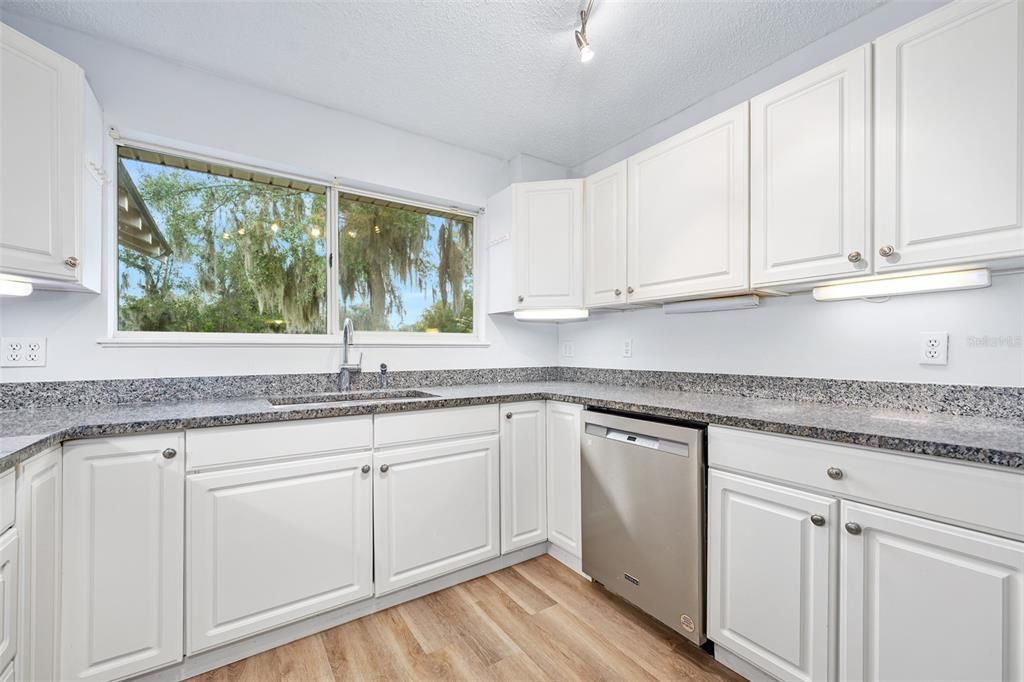 待售: $550,000 (5 贝兹, 3 浴室, 2922 平方英尺)