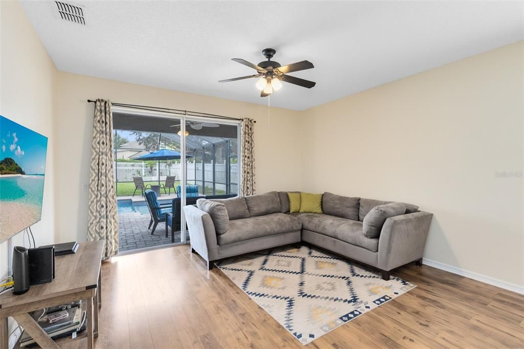 На продажу: $570,000 (4 спален, 2 ванн, 2025 Квадратных фут)