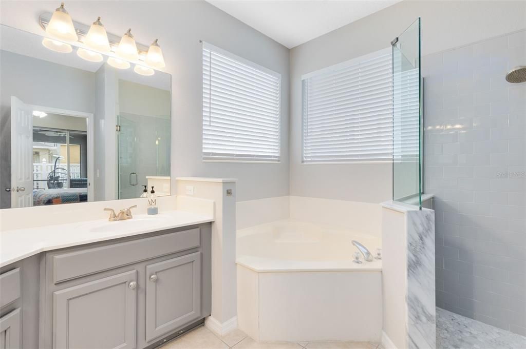 На продажу: $570,000 (4 спален, 2 ванн, 2025 Квадратных фут)