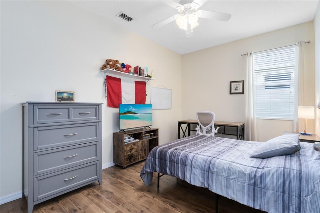 На продажу: $570,000 (4 спален, 2 ванн, 2025 Квадратных фут)