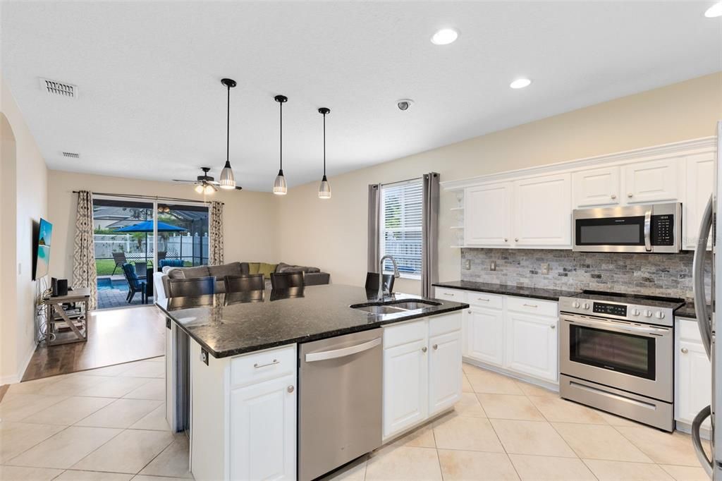 На продажу: $570,000 (4 спален, 2 ванн, 2025 Квадратных фут)