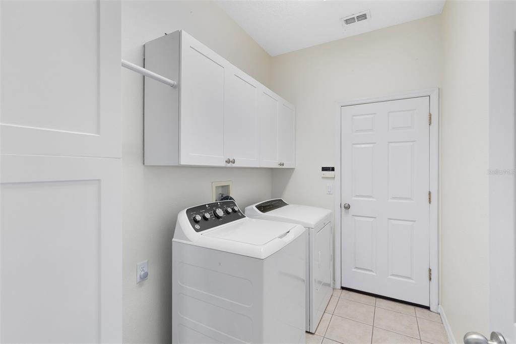 На продажу: $570,000 (4 спален, 2 ванн, 2025 Квадратных фут)