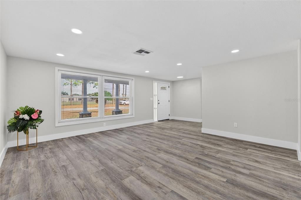 For Sale: $315,000 (3 beds, 2 baths, 1350 Square Feet)