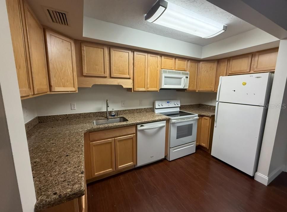 For Rent: $1,595 (2 beds, 2 baths, 784 Square Feet)