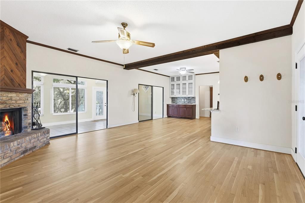 合同活跃: $900,000 (4 贝兹, 4 浴室, 2850 平方英尺)