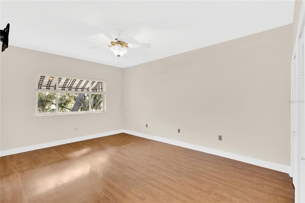 合同活跃: $900,000 (4 贝兹, 4 浴室, 2850 平方英尺)