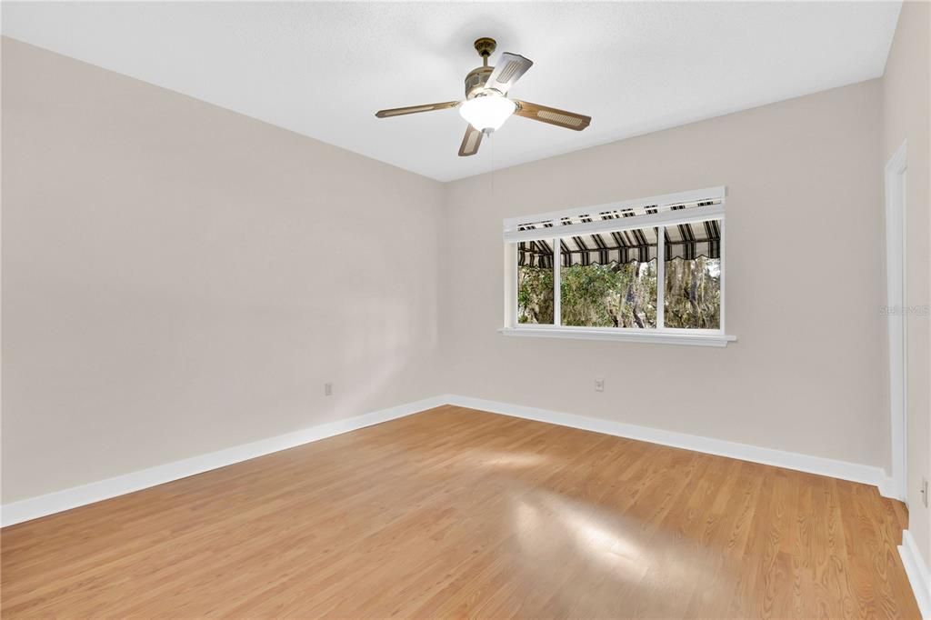 合同活跃: $900,000 (4 贝兹, 4 浴室, 2850 平方英尺)