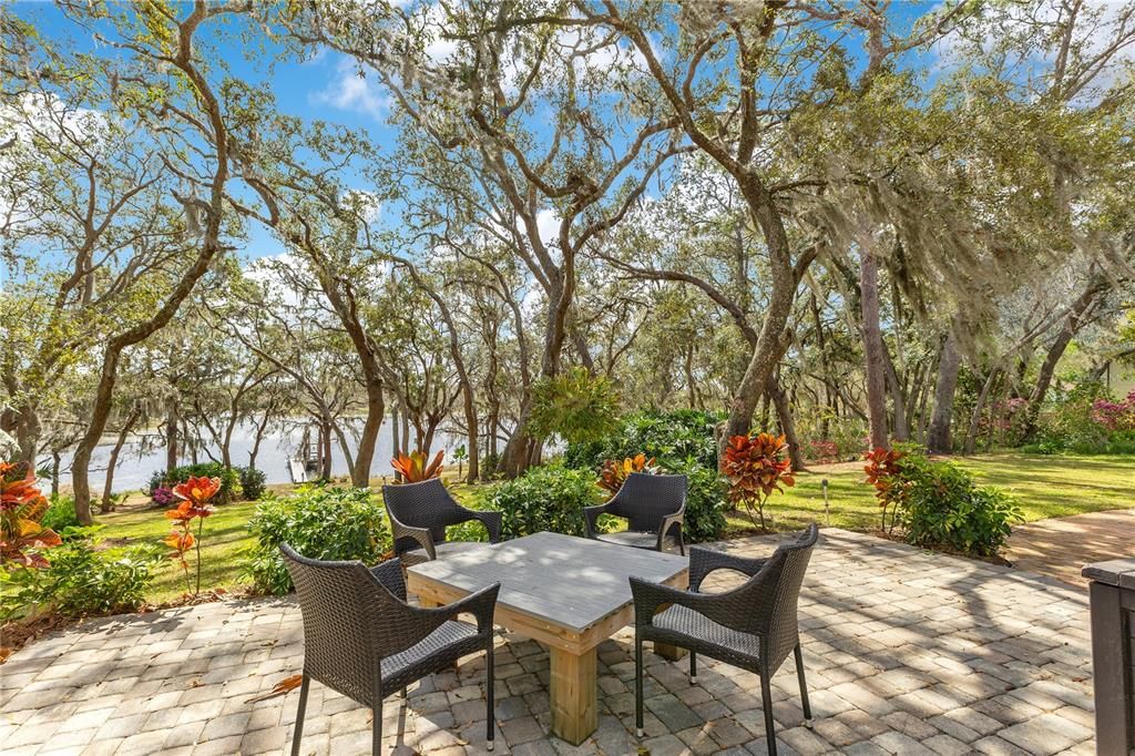 合同活跃: $900,000 (4 贝兹, 4 浴室, 2850 平方英尺)