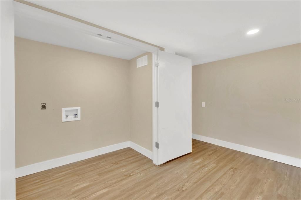 合同活跃: $900,000 (4 贝兹, 4 浴室, 2850 平方英尺)