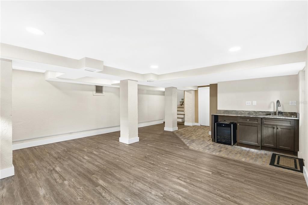 合同活跃: $900,000 (4 贝兹, 4 浴室, 2850 平方英尺)