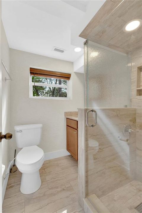 合同活跃: $900,000 (4 贝兹, 4 浴室, 2850 平方英尺)