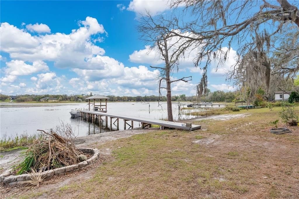 合同活跃: $900,000 (4 贝兹, 4 浴室, 2850 平方英尺)