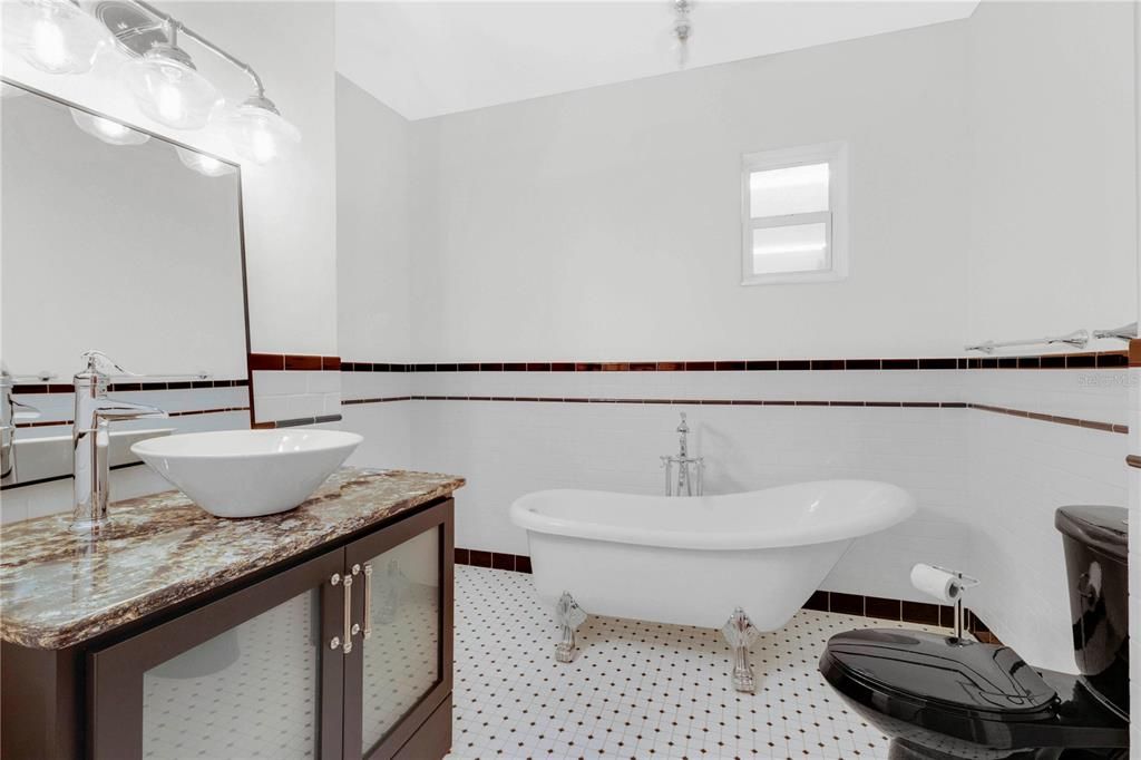 合同活跃: $900,000 (4 贝兹, 4 浴室, 2850 平方英尺)