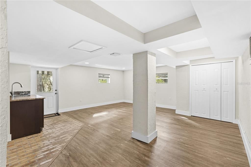 合同活跃: $900,000 (4 贝兹, 4 浴室, 2850 平方英尺)