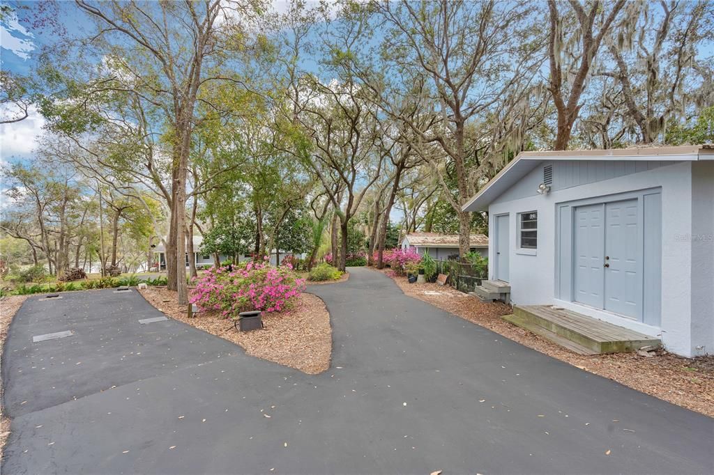 合同活跃: $900,000 (4 贝兹, 4 浴室, 2850 平方英尺)