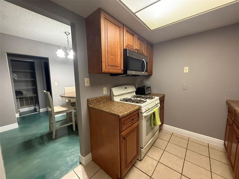 For Rent: $1,300 (1 beds, 1 baths, 792 Square Feet)
