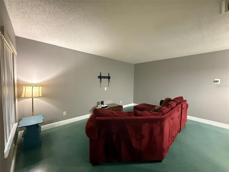 For Rent: $1,300 (1 beds, 1 baths, 792 Square Feet)
