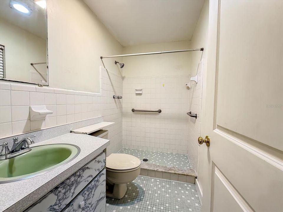 For Sale: $230,000 (2 beds, 2 baths, 1010 Square Feet)