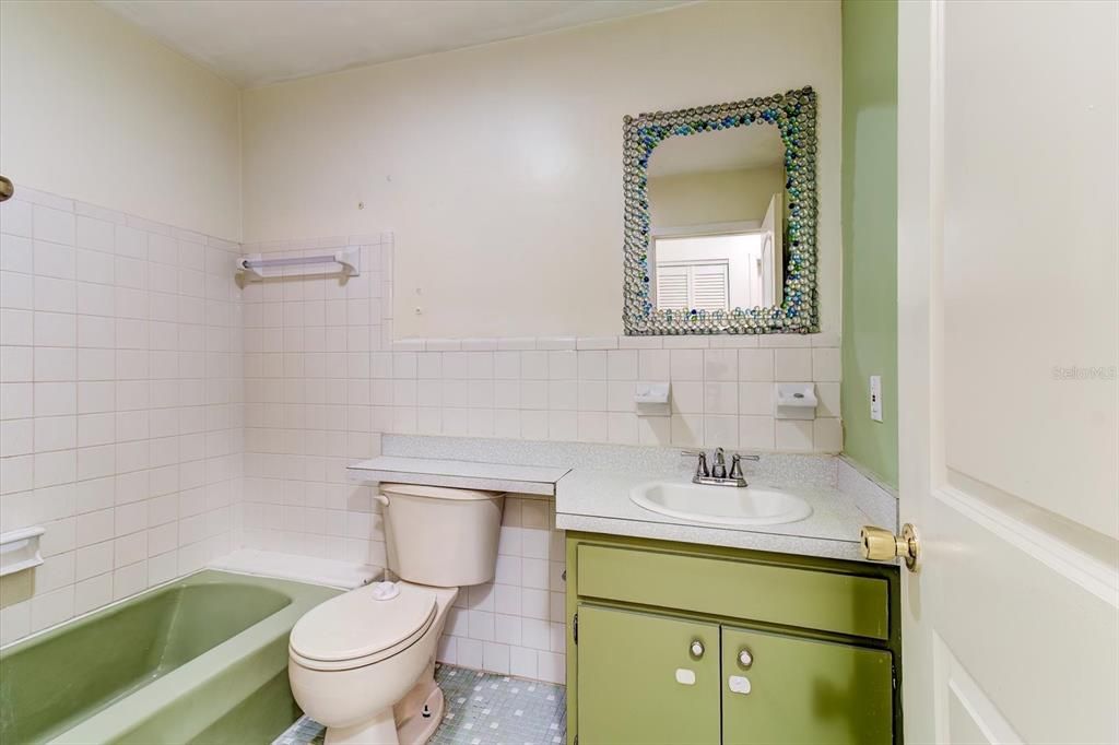 For Sale: $230,000 (2 beds, 2 baths, 1010 Square Feet)