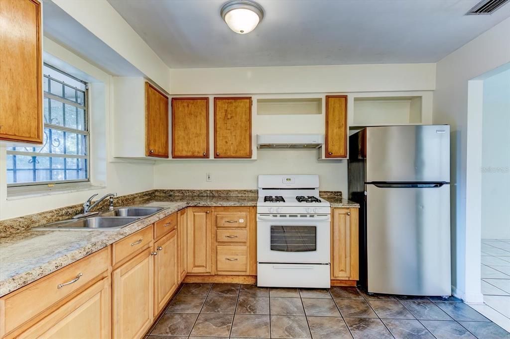 For Sale: $230,000 (2 beds, 2 baths, 1010 Square Feet)
