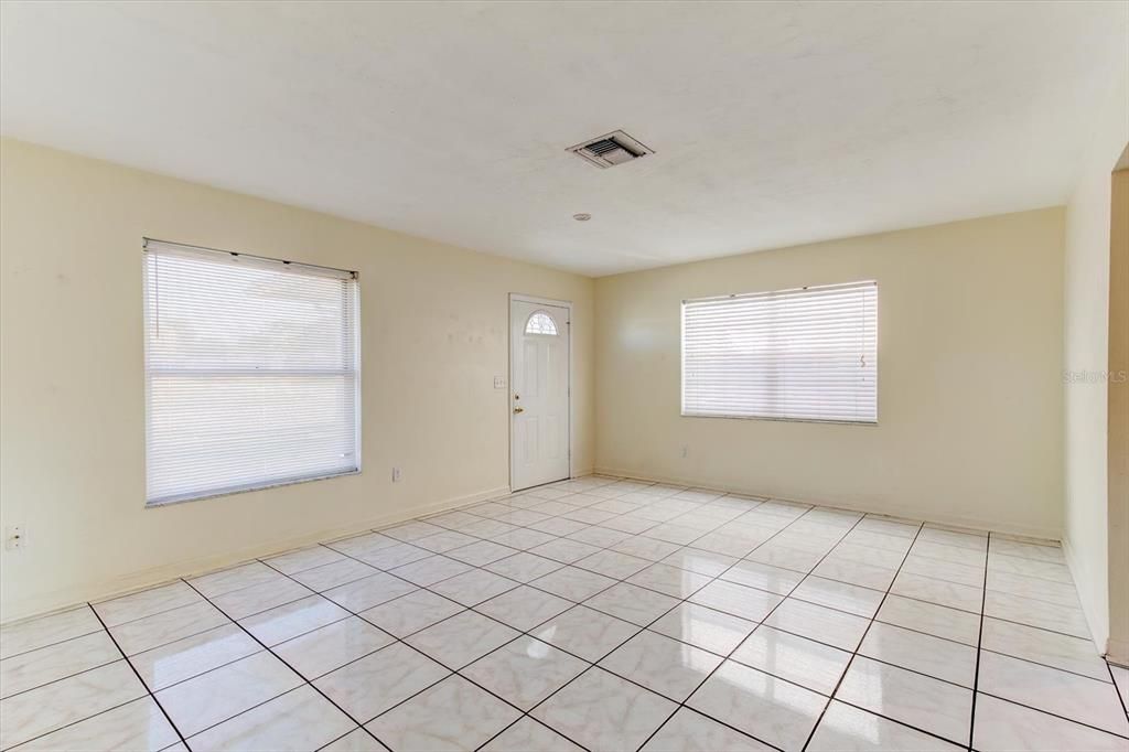 For Sale: $230,000 (2 beds, 2 baths, 1010 Square Feet)