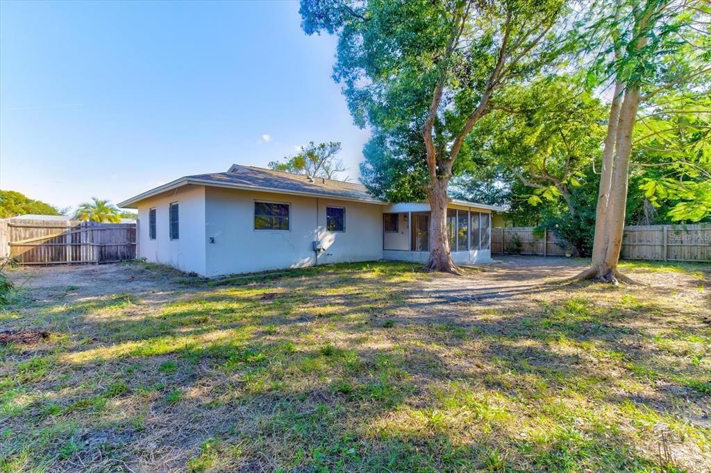 For Sale: $230,000 (2 beds, 2 baths, 1010 Square Feet)