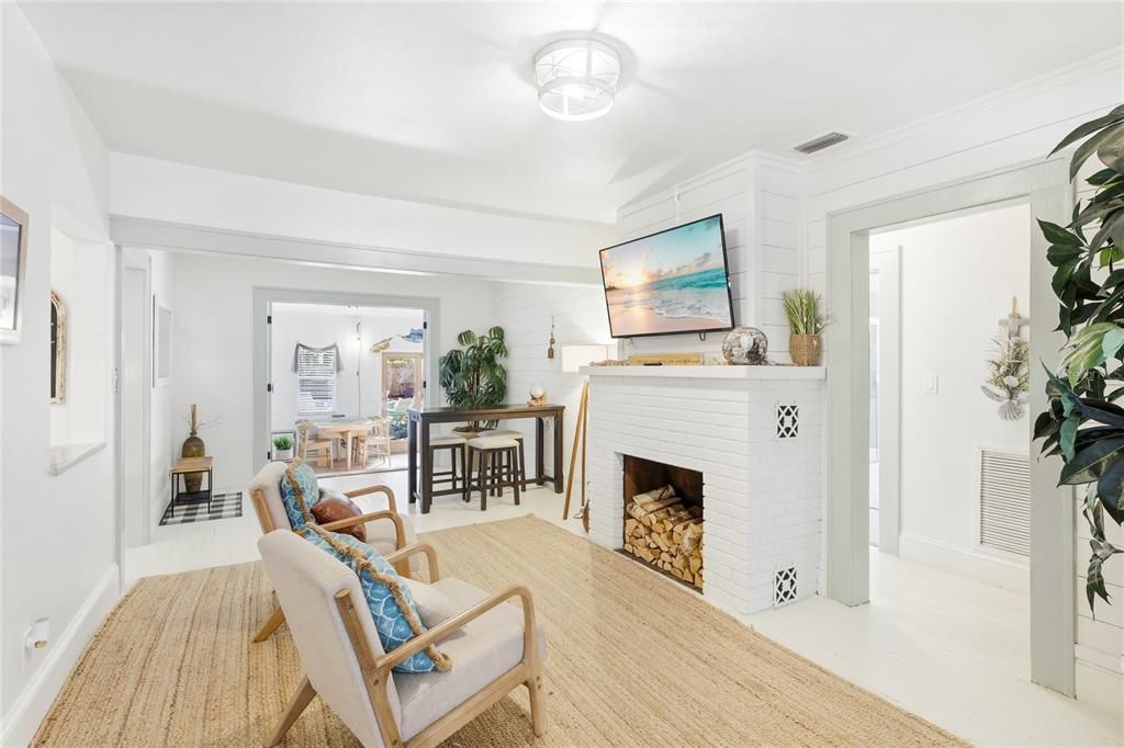 For Sale: $350,000 (3 beds, 1 baths, 1292 Square Feet)