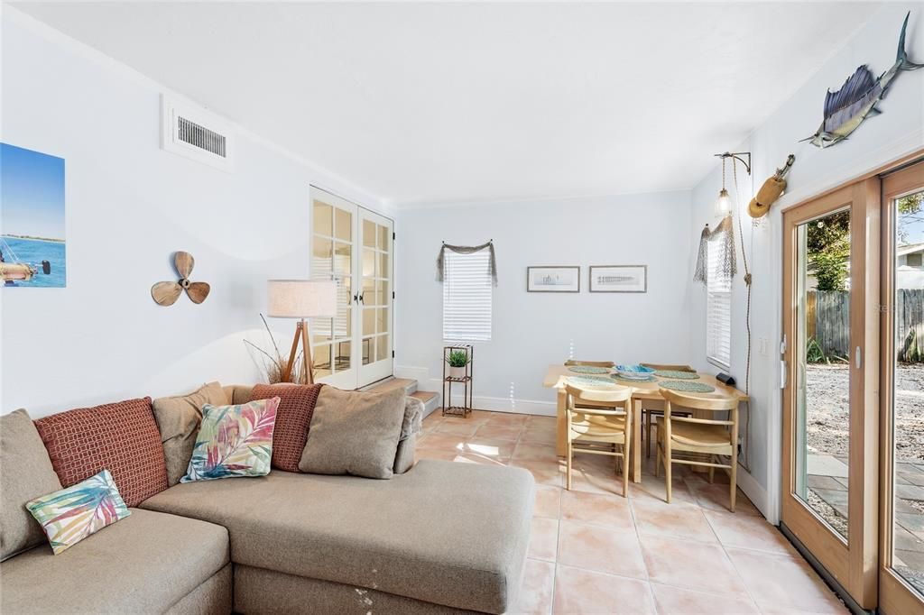 For Sale: $350,000 (3 beds, 1 baths, 1292 Square Feet)