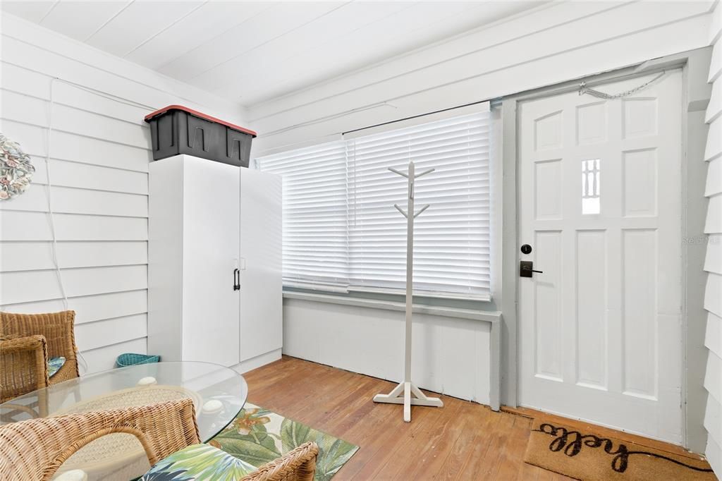 For Sale: $350,000 (3 beds, 1 baths, 1292 Square Feet)