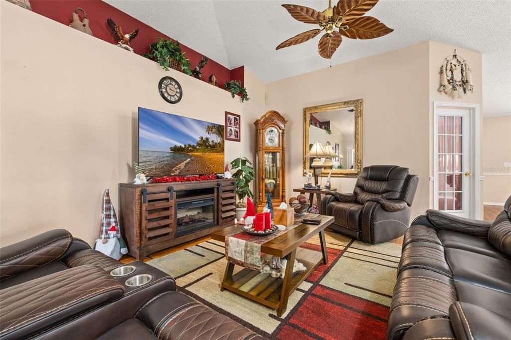 For Sale: $355,000 (3 beds, 2 baths, 1632 Square Feet)