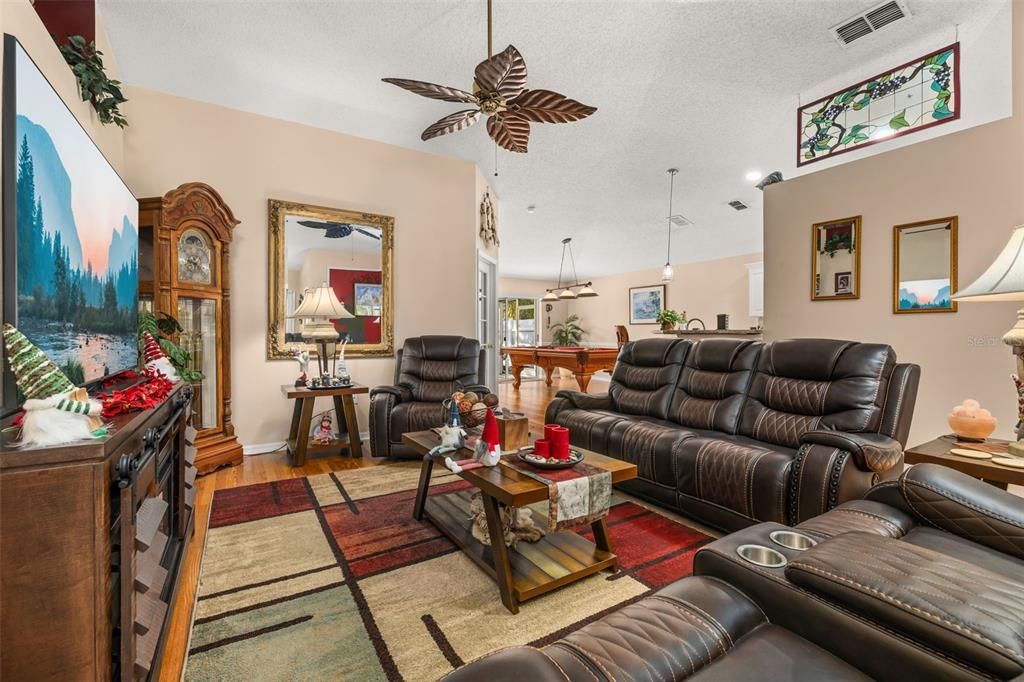 For Sale: $355,000 (3 beds, 2 baths, 1632 Square Feet)