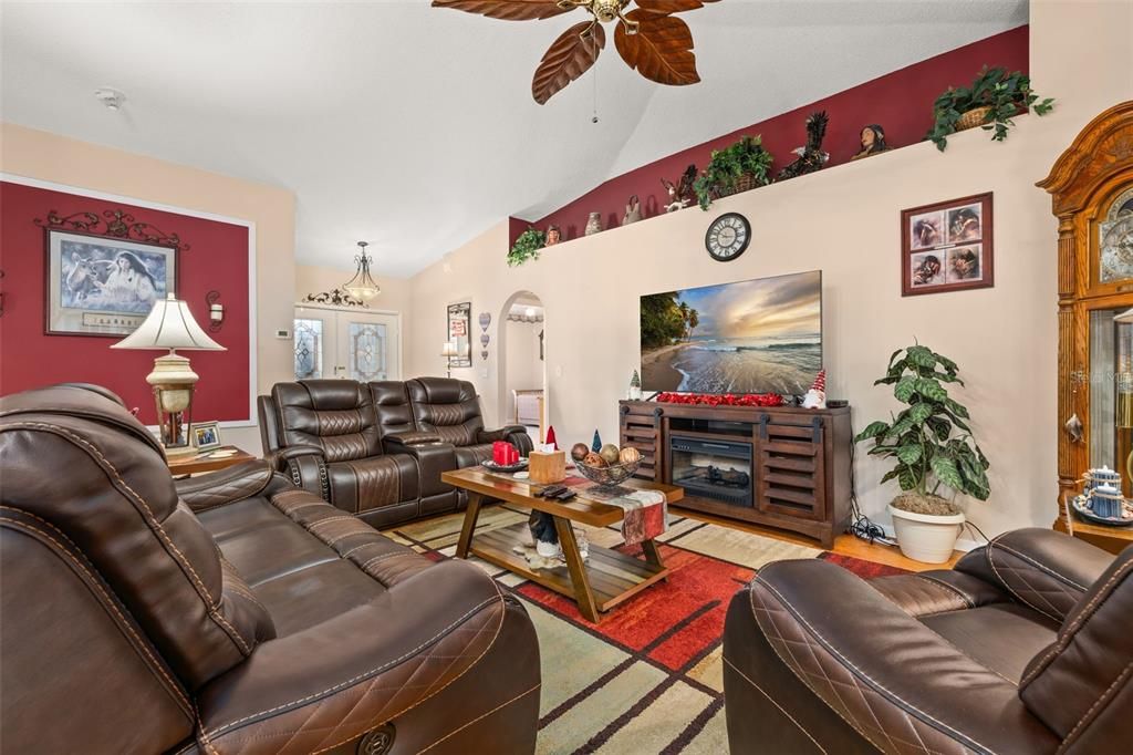 For Sale: $355,000 (3 beds, 2 baths, 1632 Square Feet)