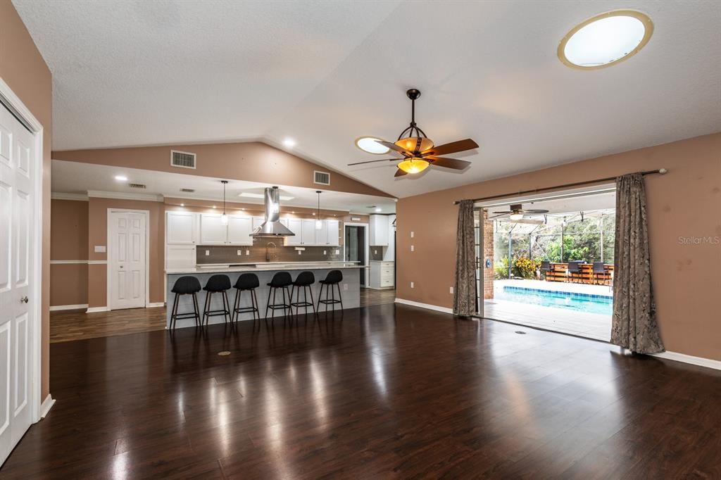 待售: $437,500 (4 贝兹, 3 浴室, 2340 平方英尺)