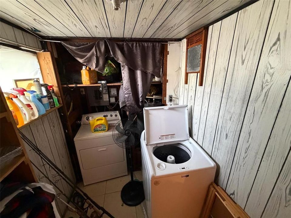 For Sale: $199,000 (2 beds, 1 baths, 816 Square Feet)