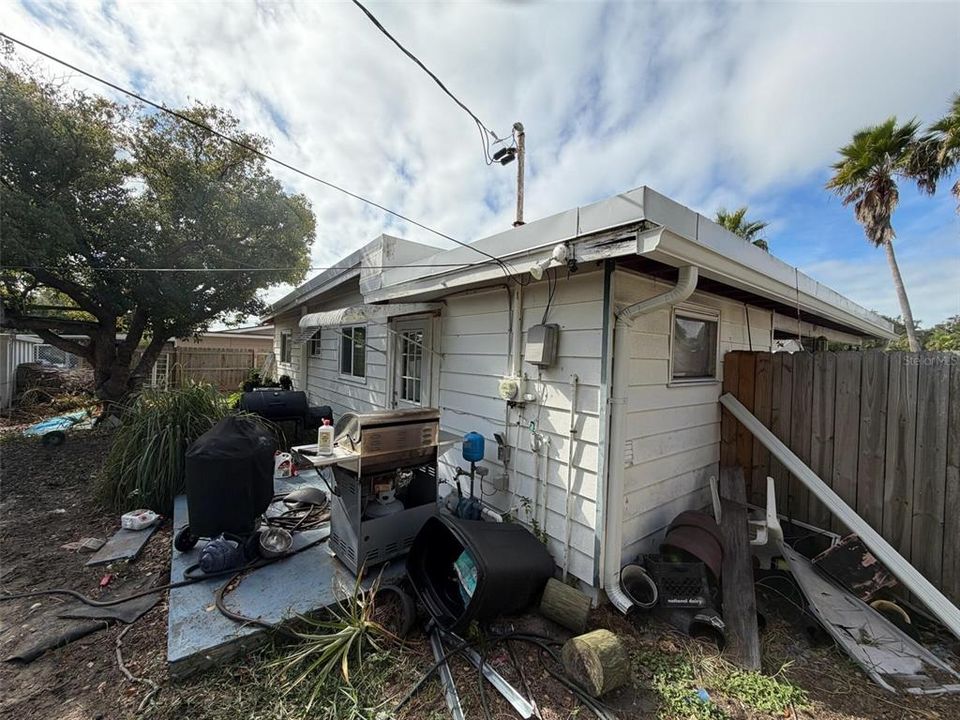 For Sale: $199,000 (2 beds, 1 baths, 816 Square Feet)