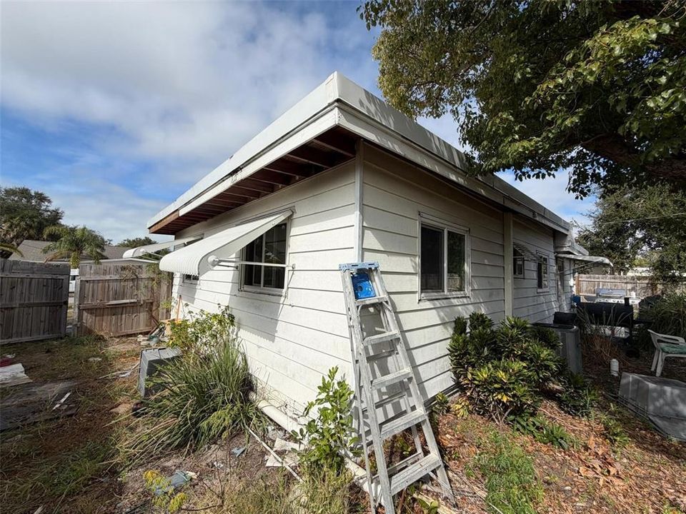 For Sale: $199,000 (2 beds, 1 baths, 816 Square Feet)