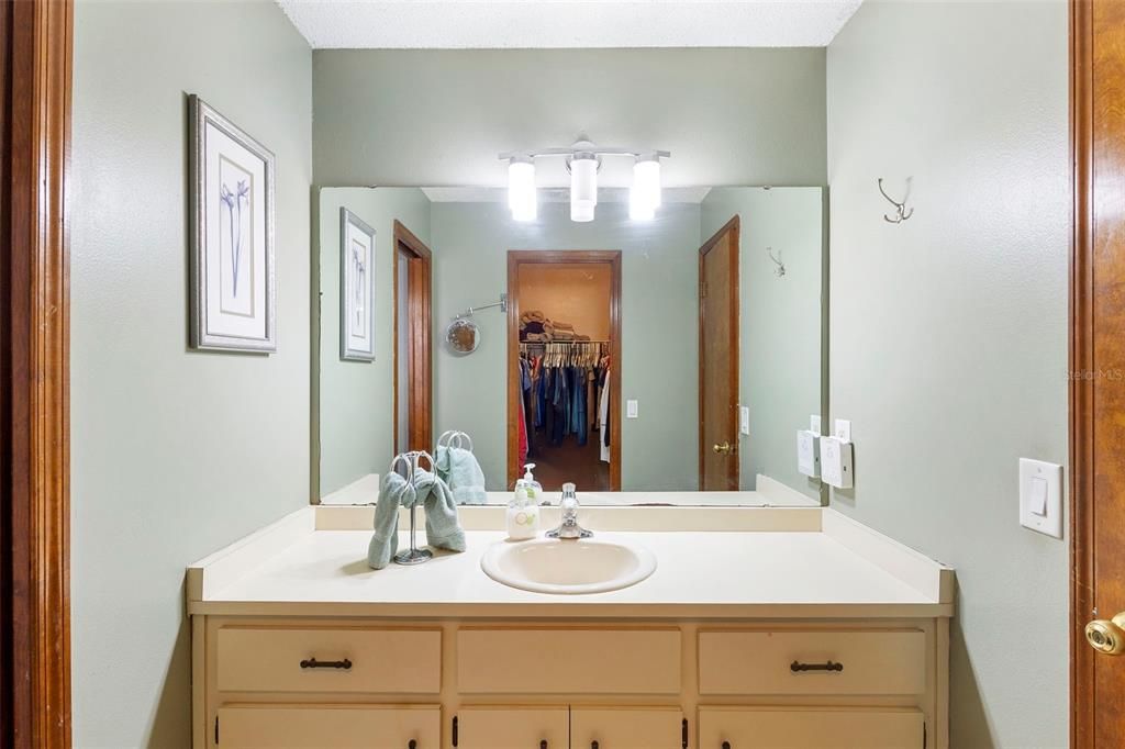 На продажу: $429,900 (4 спален, 2 ванн, 1994 Квадратных фут)