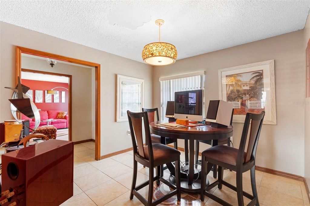 На продажу: $429,900 (4 спален, 2 ванн, 1994 Квадратных фут)