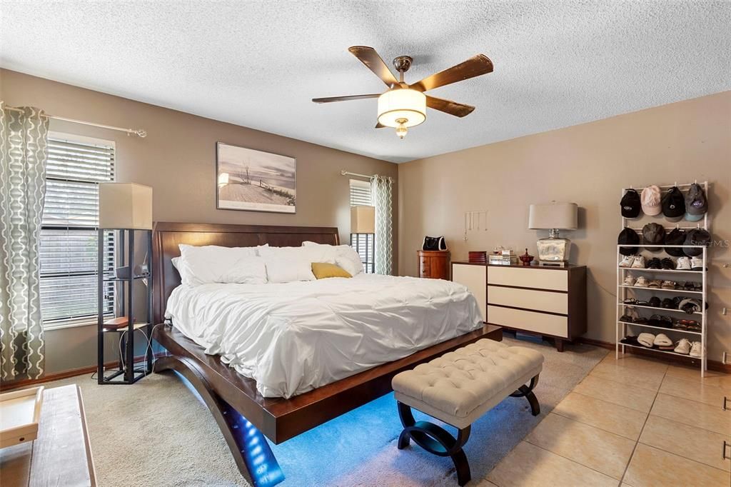 На продажу: $429,900 (4 спален, 2 ванн, 1994 Квадратных фут)