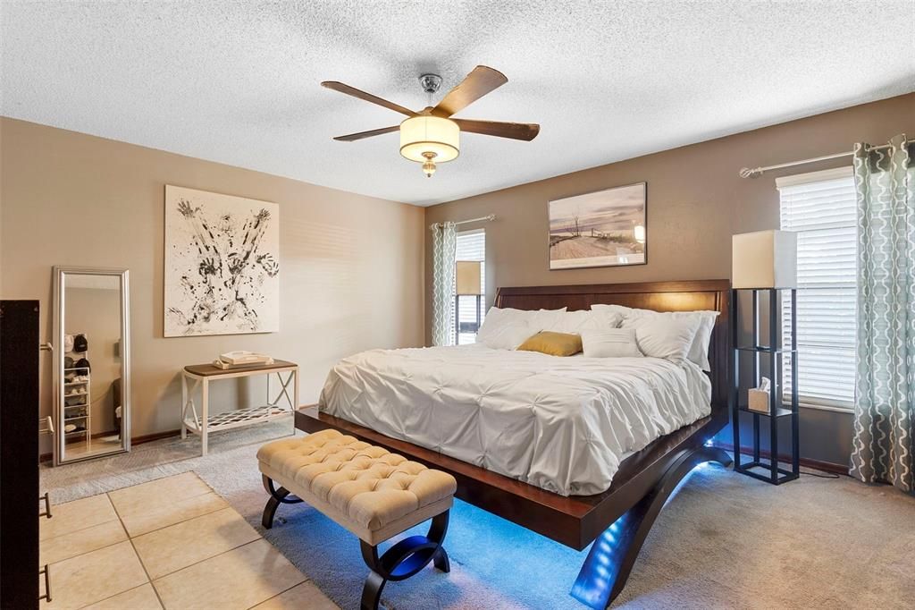 На продажу: $429,900 (4 спален, 2 ванн, 1994 Квадратных фут)