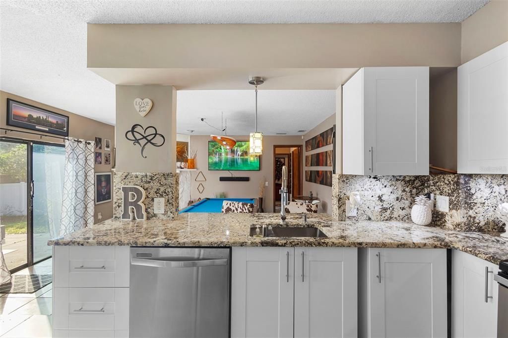 На продажу: $429,900 (4 спален, 2 ванн, 1994 Квадратных фут)