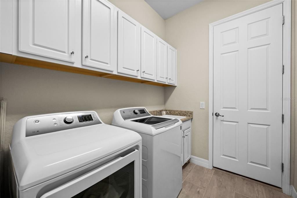 For Sale: $889,900 (4 beds, 2 baths, 2349 Square Feet)