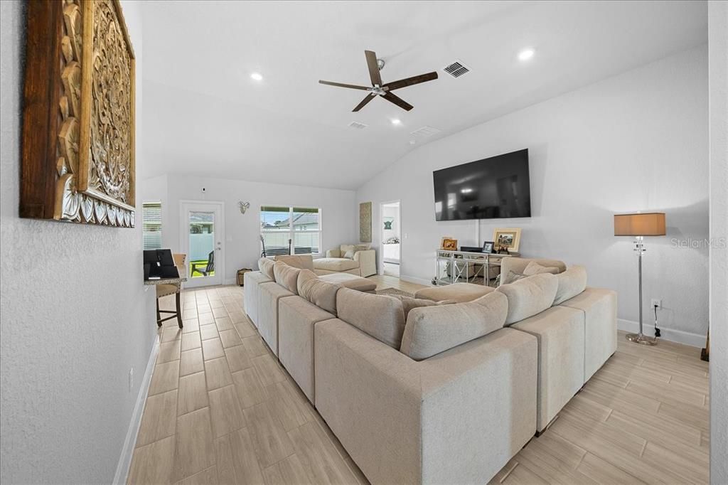 For Sale: $385,000 (4 beds, 2 baths, 2333 Square Feet)